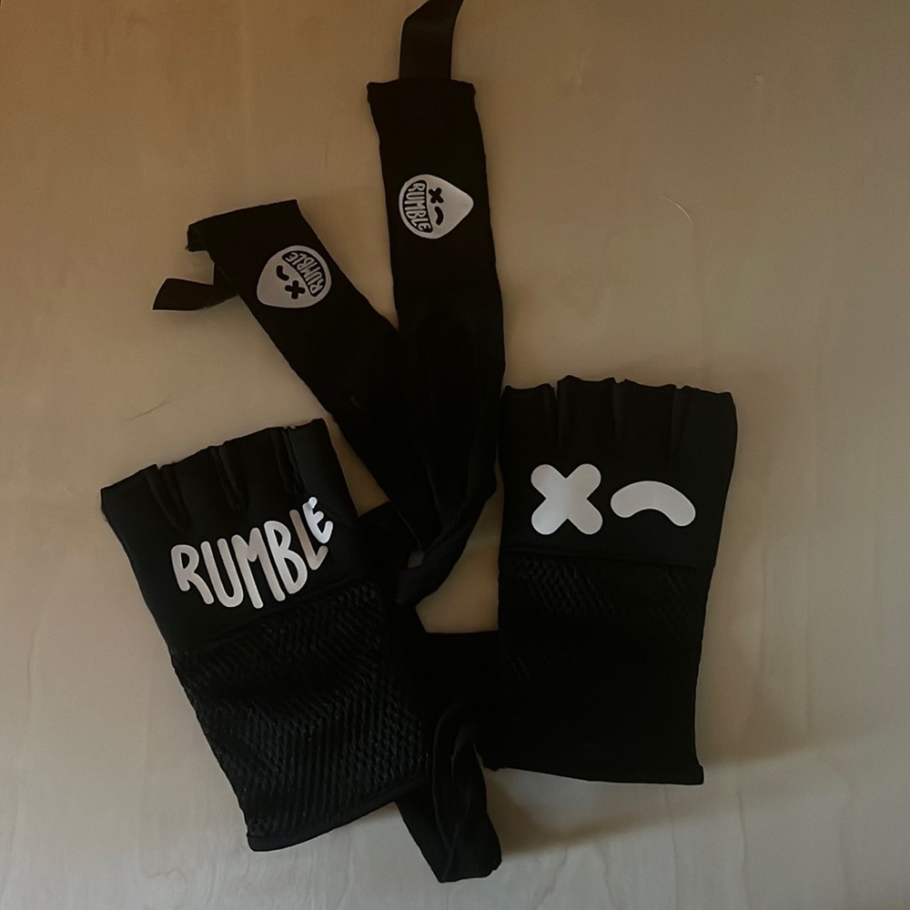 Rumble boxing gloves with straps